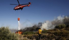 Υπό έλεγχο η φωτιά στα Καλύβια: Αεροπλάνα και ελικόπτερα περιόρισαν τα μέτωπα