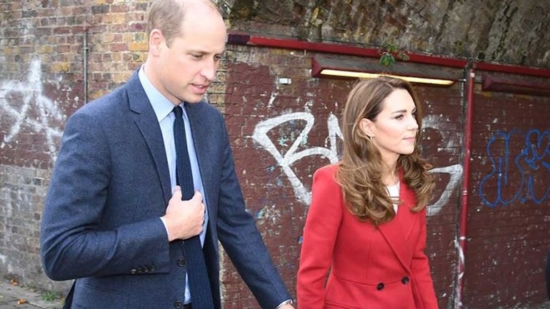 H Kate Middleton σε μία νέα stylish εμφάνιση με κόκκινο παλτό