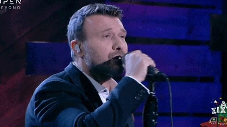 Γιάννης Πλούταρχος: Μάγεψε με τα νέα τραγούδια του στην εκπομπή του Λάκη Λαζόπουλου