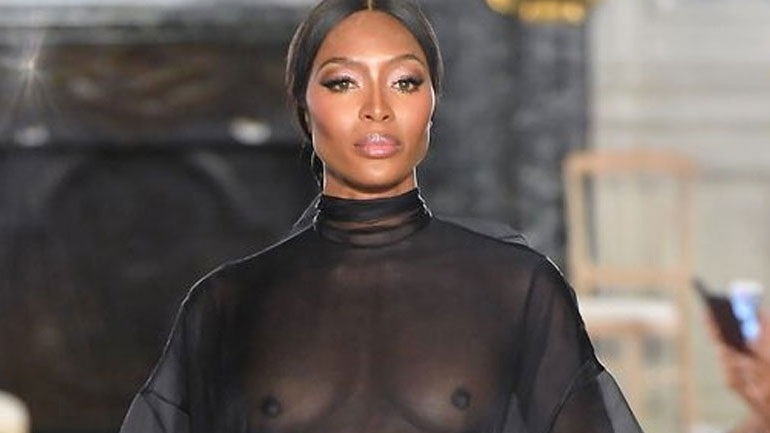 H Naomi Campbell επέστρεψε στo catwalk του Valentino με μια «free the nipple» δημιουργία!