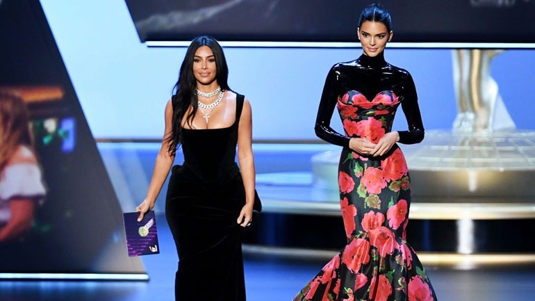 Emmy Awards 2019: Η αμήχανη στιγμή που το κοινό ξεσπάει στα γέλια με τις Kardashian-Jenner