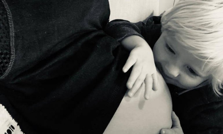 Η τρυφερή φωτογραφία στη 16η εβδομάδα της εγκυμοσύνης της παρέα με τον μικρότερο γιο της