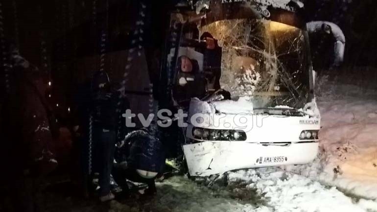 Λεωφορείο του ΚΤΕΛ συγκρούστηκε με αλατιέρα