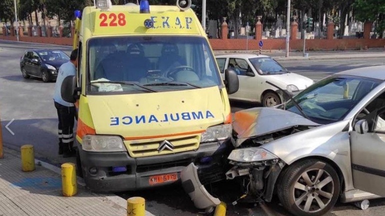 Θεσσαλονίκη: Αυτοκίνητο συγκρούστηκε με ασθενοφόρο του ΕΚΑΒ