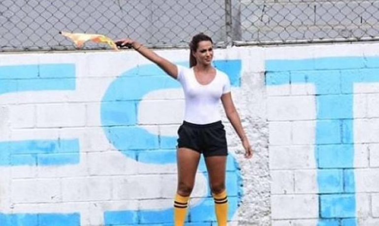 Γυναίκα διαιτητής χωρίς εσώρουχα τρέλανε το γήπεδο με το σημαιάκι της