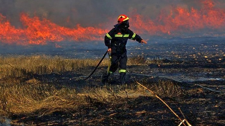 Εστίες φωτιάς από κεραυνούς στη Χαλκιδική