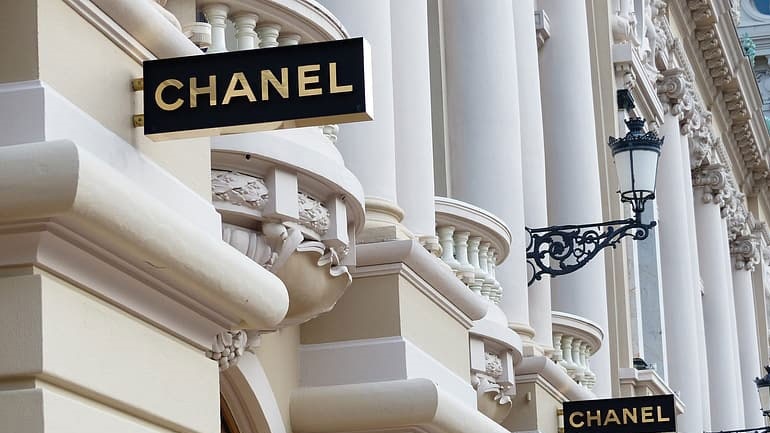 Ο όμιλος Chanel αναστέλλει την παραγωγή, κλείνει εργοστάσια σε Γαλλία, Ελβετία και Ιταλία