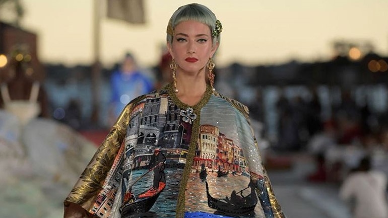 Οι Dolce & Gabbana παρουσίασαν την Alta Moda συλλογή τους με φόντο τα κανάλια της Βενετίας