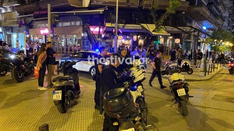 Αστυνομική επιχείρηση στο κέντρο της Θεσσαλονίκης για συνωστισμό έξω από μπαρ