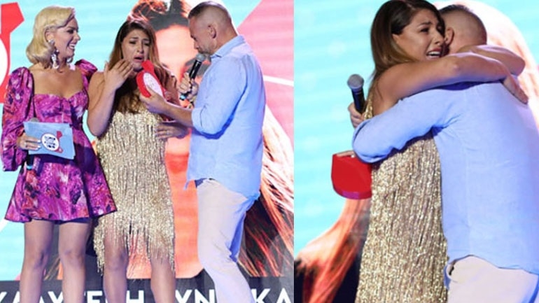 Τα δάκρυα της Έλενας Παπαρίζου με την έκπληξη του Νίκου Παναγιωτίδη στα Super Music Awards 2019