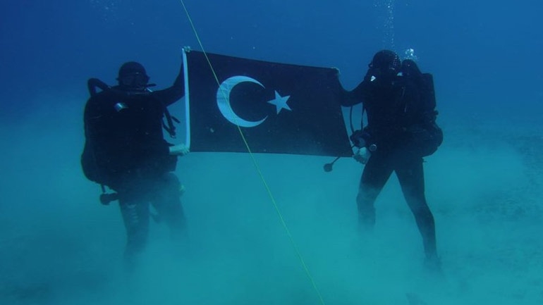 Τούρκοι κομάντος φωτογραφήθηκαν με την τουρκική σημαία στον βυθό της Σούδας
