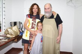 Σπάνια κοινή εμφάνιση! Ο Τζίμης Πανούσης με την σύζυγό του και την κόρη τους