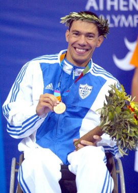 Γιάννης Κωστάκης:Παγκόσμιος Πρωταθλητής Κολύμβησης-Παραολυμπιονίκης: »Μπορεί να χρησιμοποιώ αμαξίδιο για να κινούμαι, αλλά δεν σταμάτησα ποτέ να περπατώ με το μυαλό μου»