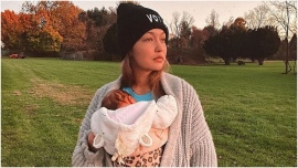 Η τρυφερή ανάρτηση της Gigi Hadid αγκαλιά με την κόρη της