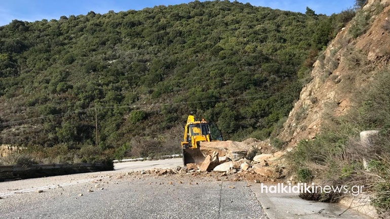 Χαλκιδική: Απομακρύνθηκαν βράχοι από την επαρχιακή οδό Σιθωνίας