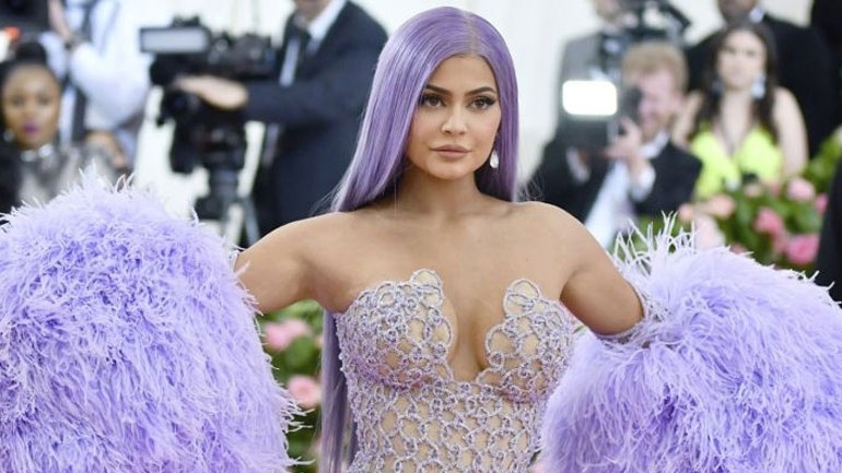 Έγινε viral το βλέμμα της Kylie Jenner στα οπίσθια της Jennifer Lopez