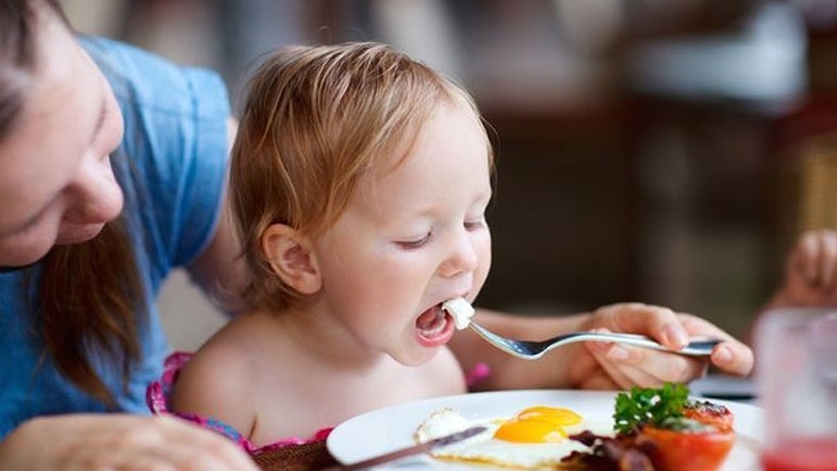 Τι τρόφιμα πρέπει να αποφύγετε να δώσετε στα παιδιά σας πριν φτάσουν τα δύο