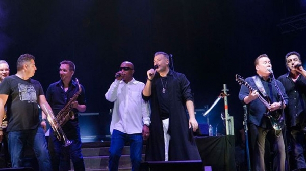 Αντώνης Ρέμος: Αποθεώθηκε στη συναυλία με τους UB40 στην Αθήνα