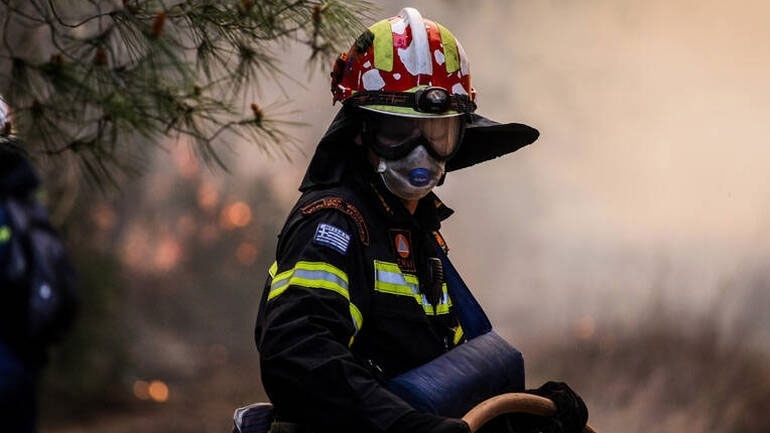 Φωτιά στην περιοχή Αγία Τριάδα στα Μέγαρα: Ενισχύονται οι δυνάμεις