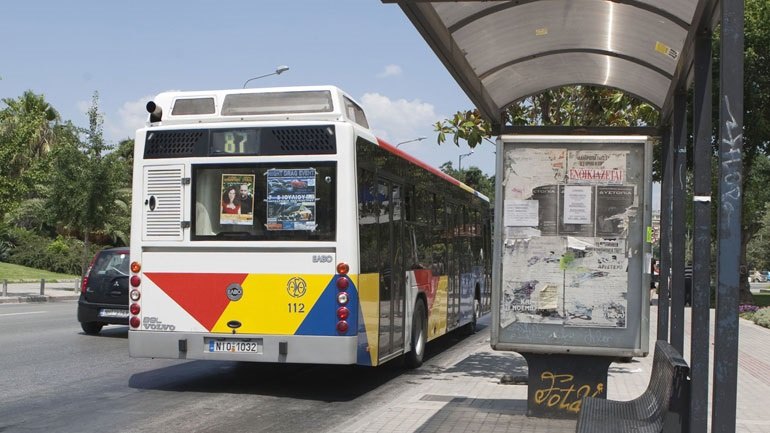 Θεσσαλονίκη: Λεωφορείο έπεσε πάνω σε παρκαρισμένα οχήματα