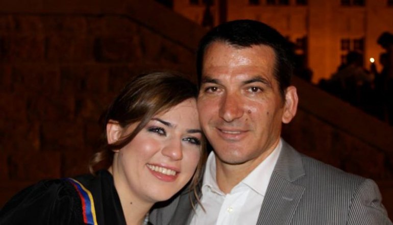 Πύρρος Δήμας: Έναν μήνα μετά τον θάνατο της γυναίκας του μοιράστηκε μία υπέροχη φωτογραφία με την κόρη του!