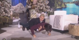 Ellen DeGeneres: Ξάπλωσε πάνω σε καλεσμένο της και τον έβαλε να κάνει push ups!