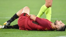 Αποχώρησε τραυματίας με φορείο ο Μανωλάς στη νίκη της Ρόμα με 3-2 επί της Φροζινόνε