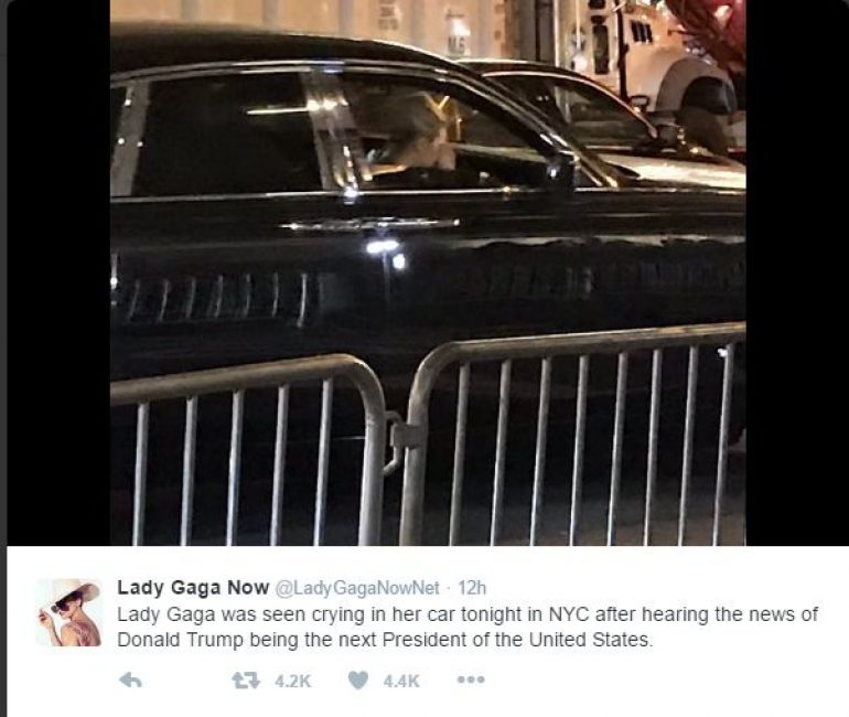 Συντετριμμένη η Gaga διαδηλώνει έξω από τον πύργο του Τραμπ – Η Miley Cyrus κλαίει και είναι ράκος!