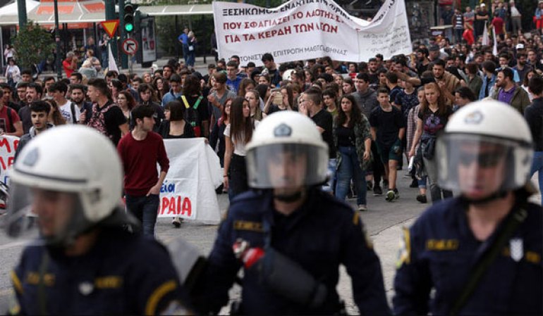 Επεισόδια και χημικά στο αντιπολεμικό συλλαλητήριο στο κέντρο της Αθήνας