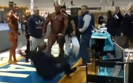 Έξαλλος Έλληνας bodybuilder χτυπά κριτή και δείχνει τα γεννητικά του όργανα! Δείτε βίντεο