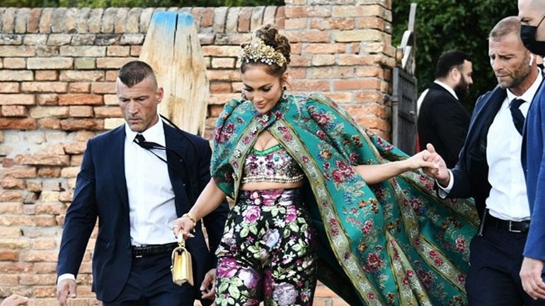 Jennifer Lopez: Η glamorous εμφάνιση στο show των Dolce & Gabbana στη Βενετία