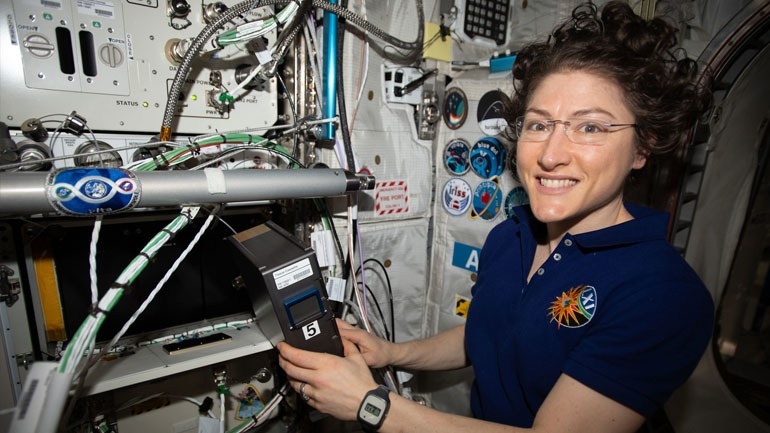 Η αστροναύτης Κριστίνα Κοχ έσπασε το ρεκόρ συνεχόμενης παραμονής γυναίκας στο διάστημα
