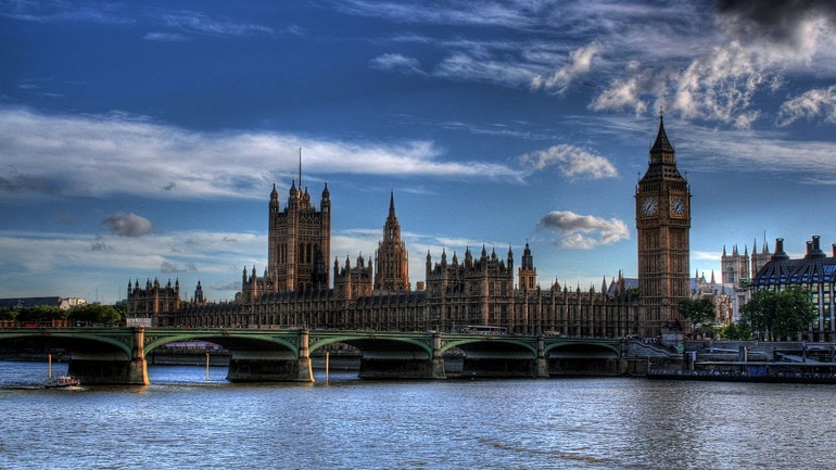 Οι Βρετανοί φοβούνται μην καεί η Βουλή τους όπως η Παναγία των Παρισίων