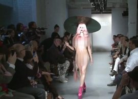 Αποκαλυπτική επίδειξη μόδας: Τα μοντέλα βγήκαν ολόγυμνα στην πασαρέλα...Δείτε βίντεο
