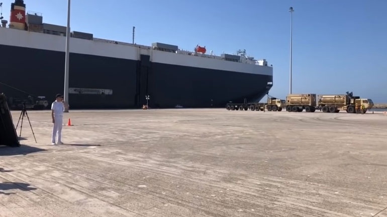 Μεταγωγικό πλοίο με αμερικάνικα στρατιωτικά οχήματα στο λιμάνι της Αλεξανδρούπολης