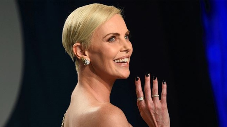 To virtual party της Charlize Theron για 45α γενέθλιά της