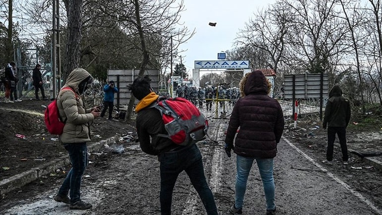 Έβρος: Νύχτα έντασης με απόπειρες εισβολής από μετανάστες