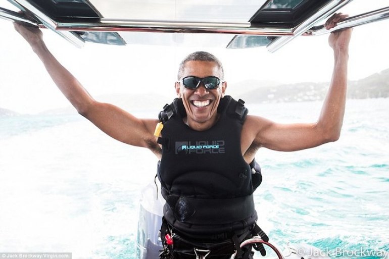 Extreme Obama! Ο πρώην πλανητάρχης επιδίδεται σε θαλάσσια σπορ και κλέβει την παράσταση