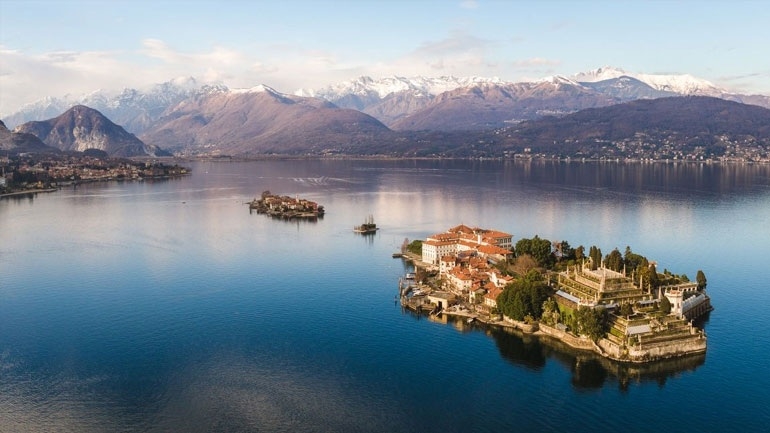 Η νέα έπαυλη της Donatella Versace στη λίμνη Ματζόρε στην Ιταλία αξίας 5 εκατομμυρίων ευρώ