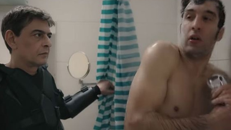 O Μιχάλης Ρακιντζής πρωταγωνιστεί σε διαφήμιση με το S.A.G.A.P.O. και γίνεται viral