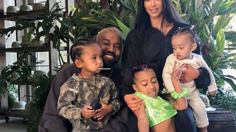 Η τρυφερή φωτογραφία της Kim Kardashian με τον νεογέννητο γιο της και τον Saint