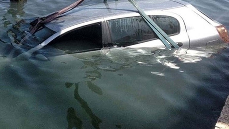 Ζάκυνθος: Ξέχασε να τραβήξει χειρόφρενο και το αμάξι του κατέληξε στη θάλασσα!