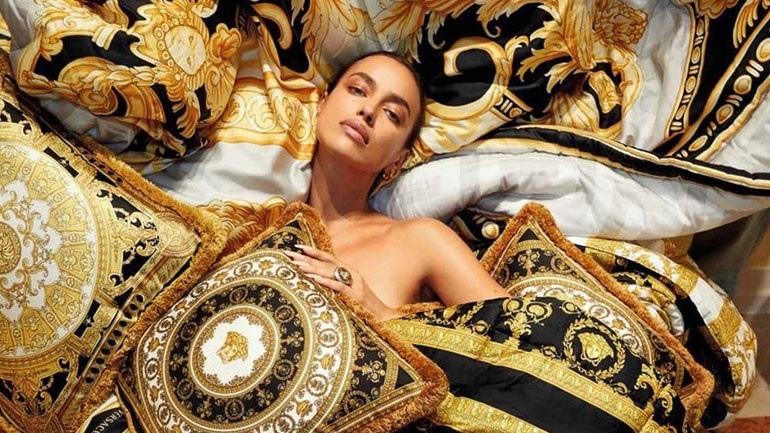 Η Irina Shayk κόβει την ανάσα ποζάροντας για τον οίκο Versace