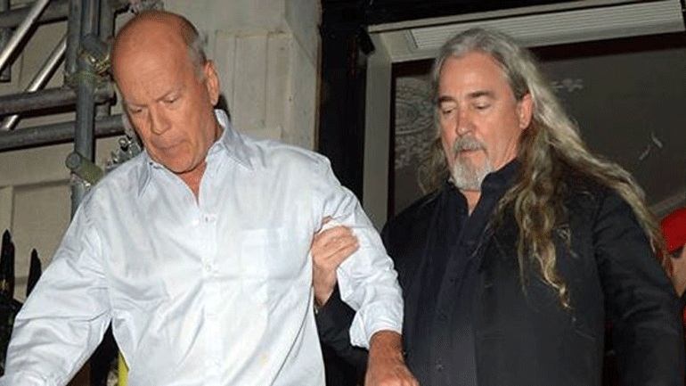 Bruce Willis: Υποβασταζόμενος έπειτα από μεθύσι σε νυχτερινό κέντρο στο Λονδίνο