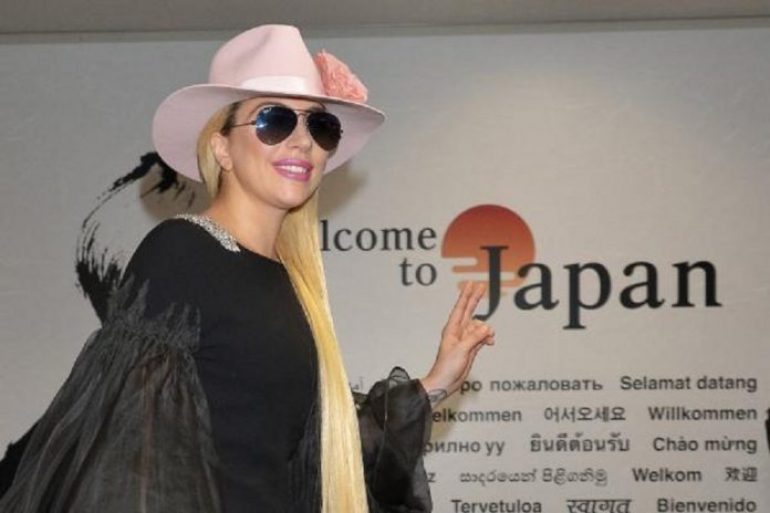 Lady Gaga: Σε μια ακουστική εκτέλεση του “Perfect Illusion” στην Ιαπωνία