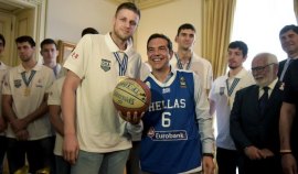 Ο Αλέξης Τσίπρας φόρεσε φανέλα της Εθνικής μπάσκετ