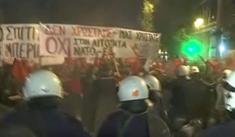 Επεισόδια και χημικά στο κέντρο της Αθήνας σε πορεία κατά της Μέρκελ