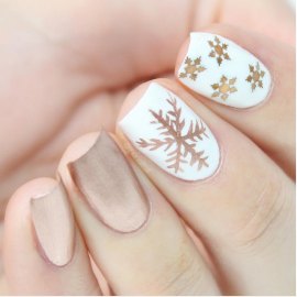 Βρήκαμε το τέλειο Χριστουγεννιάτικο μανικιούρ για εσάς που δεν συμπαθείτε τα «υπερβολικά» nail art