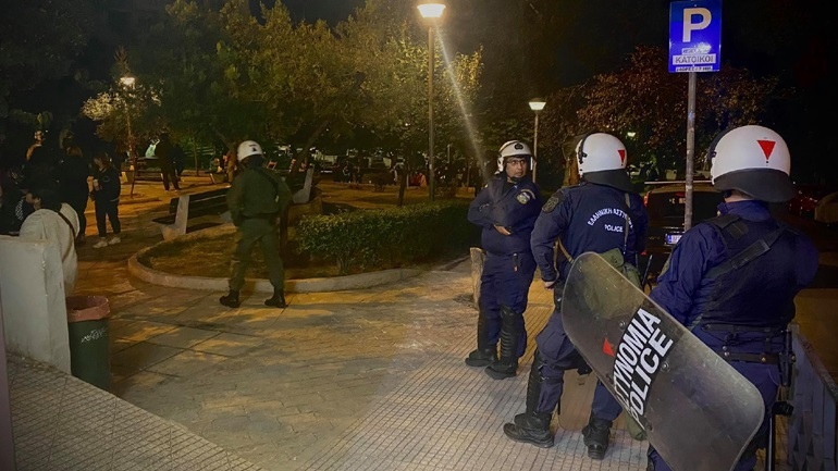 Θεσσαλονίκη: Αστυνομικές δυνάμεις απομάκρυναν κόσμο από πλατεία